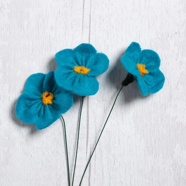 Wool Couture A Bouquet Of Flowers Craft Kit 5 Wool Couture A Bouquet Of Flowers Craft Kit - Image 3